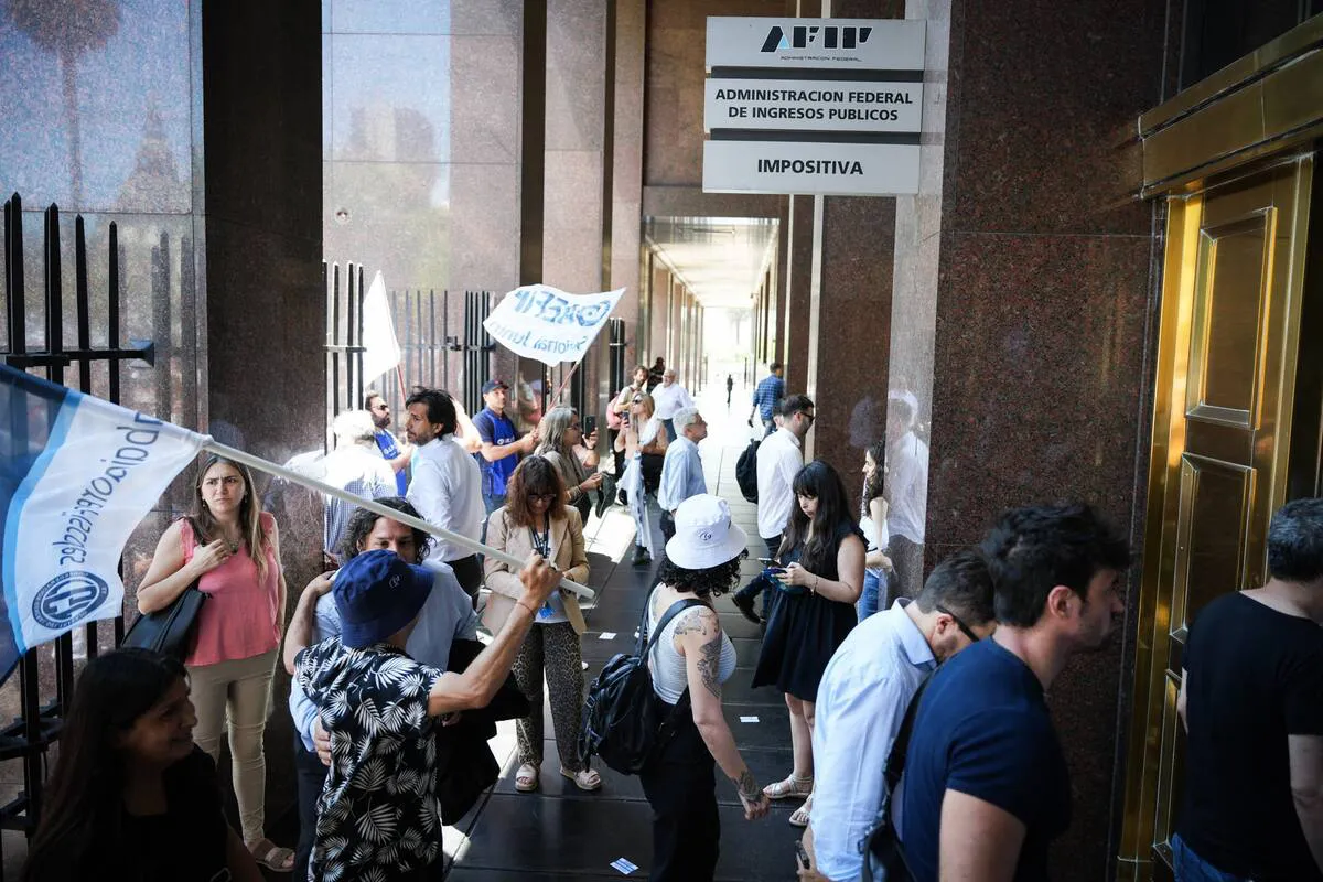 Tensión y protesta por el cierre de sucursales de ARCA
