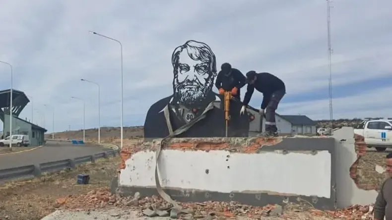 Vialidad Nacional pide perdón por la demolición del monumento a Osvaldo Bayer