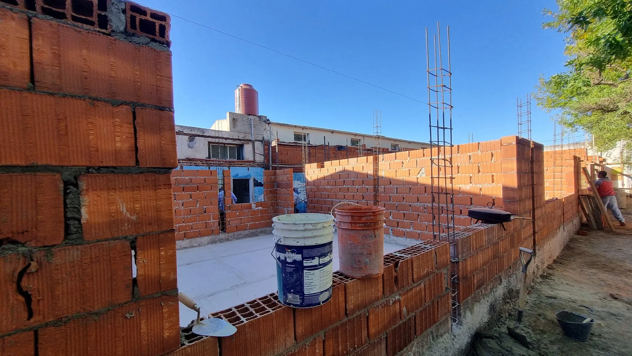 Rojas: avanza el plan de obras con asfalto, luminarias LED y nuevas aulas escolares