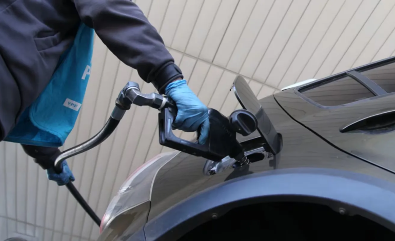 El Gobierno oficializó un nuevo aumento en el impuesto a los combustibles: se espera un alza de precios en surtidores
