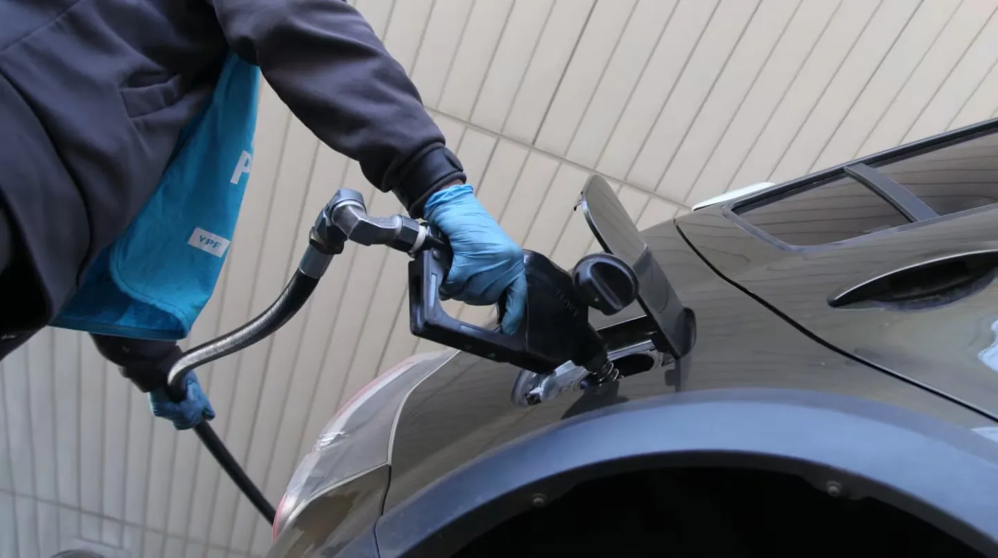 El Gobierno oficializó un nuevo aumento en el impuesto a los combustibles: se espera un alza de precios en surtidores