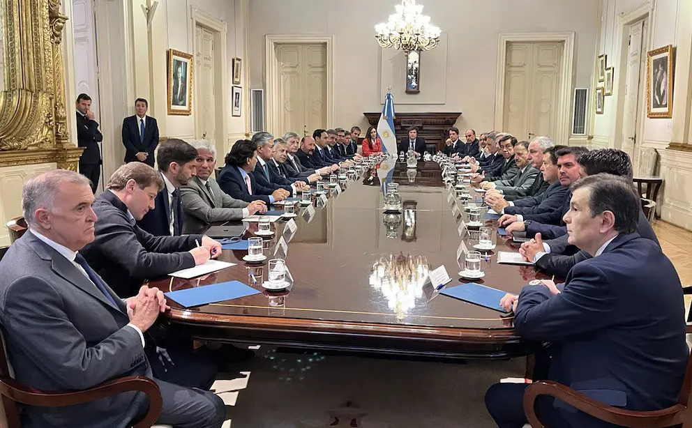 Gobernadores presionan a Caputo por más fondos y reparto automático de recursos