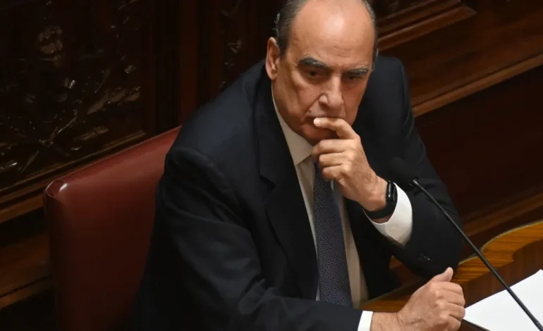 Francos endureció el tono contra los gobernadores y advirtió por los fondos: “¿Qué ajuste hizo cada uno?”