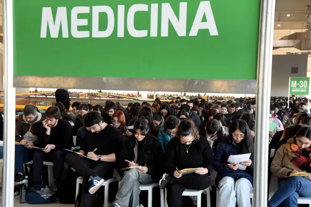 Examen de residencias: sin dispositivos electrónicos y con control permanente en el aula