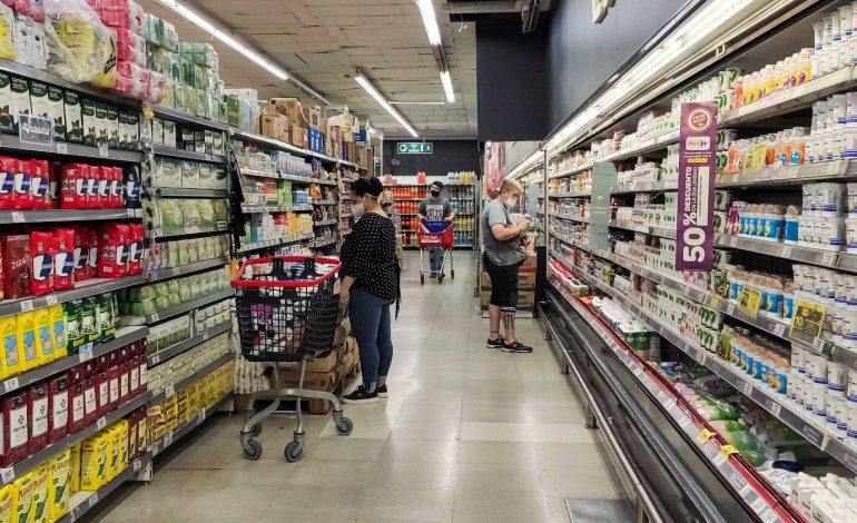 Consumo básico: más tarjeta, menos changuito y caída persistente