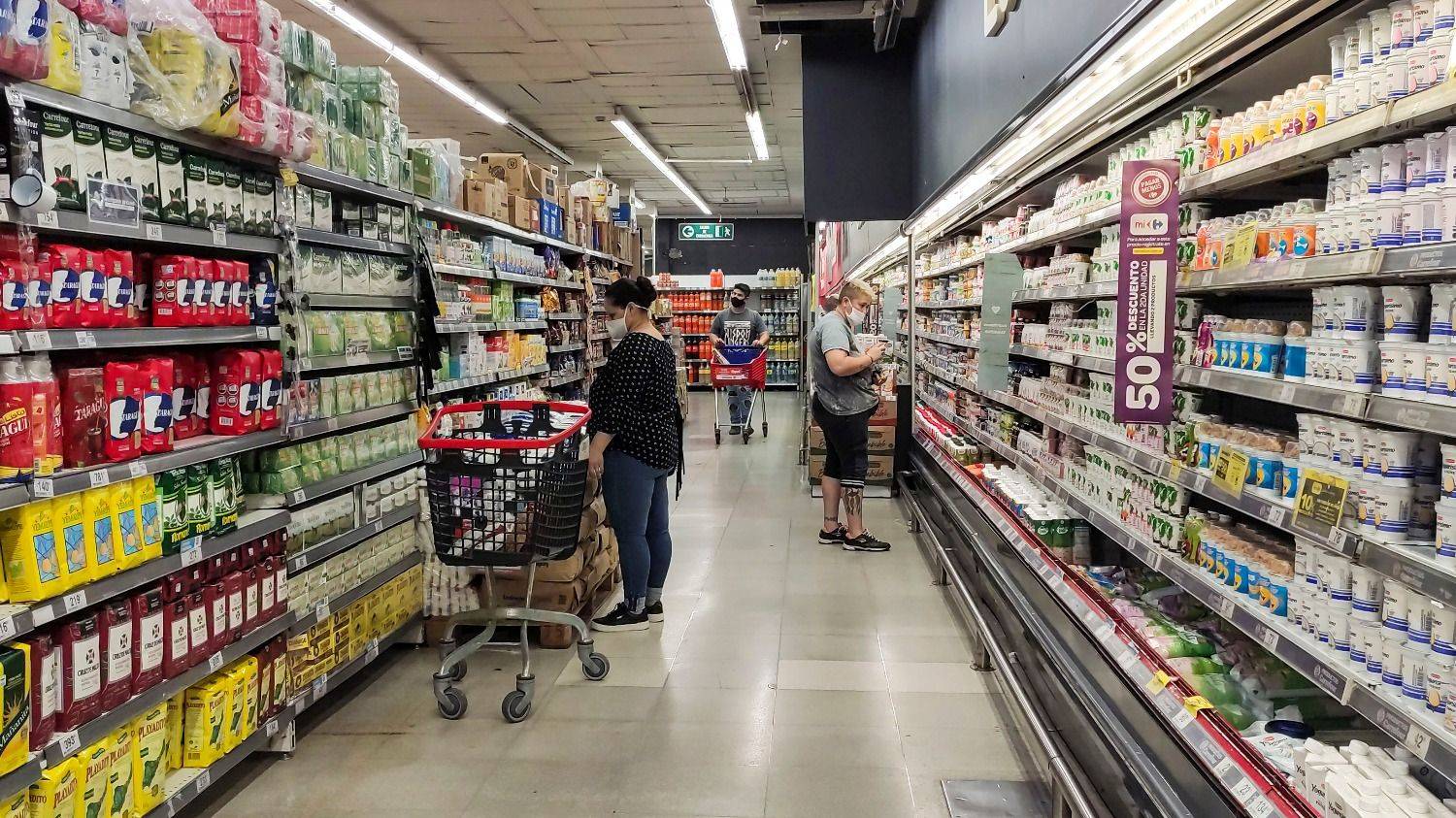 Consumo básico: más tarjeta, menos changuito y caída persistente