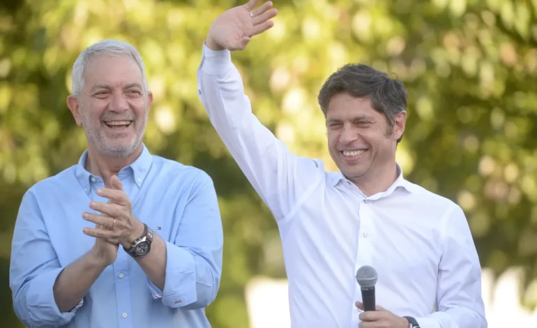 Kicillof cierra la campaña de Fuerza Patria con una mateada en plaza Islas Malvinas en La Plata