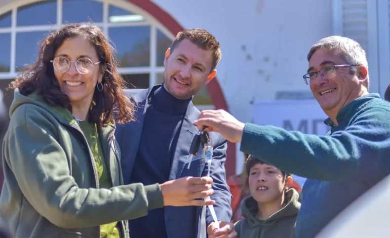 Leandro N. Alem: Ferraris entregó un minibús a la Escuela Agrotécnica y avanzan obras de cordón cuneta