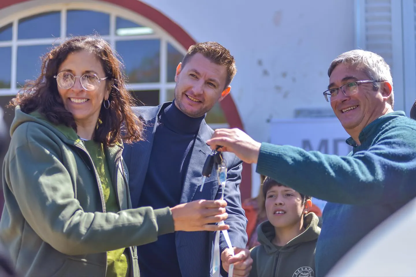 Leandro N. Alem: Ferraris entregó un minibús a la Escuela Agrotécnica y avanzan obras de cordón cuneta