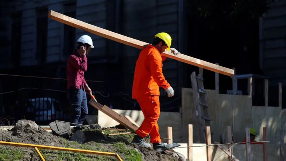 Fuerte caída del empleo bonaerense y de empresas en la gestión Milei