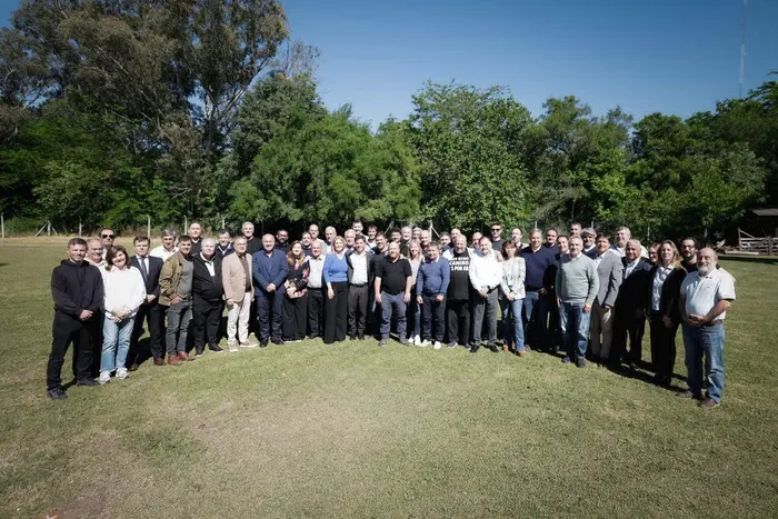 Kicillof presenta el Presupuesto 2026 con intendentes aliados y busca mostrar fortaleza política