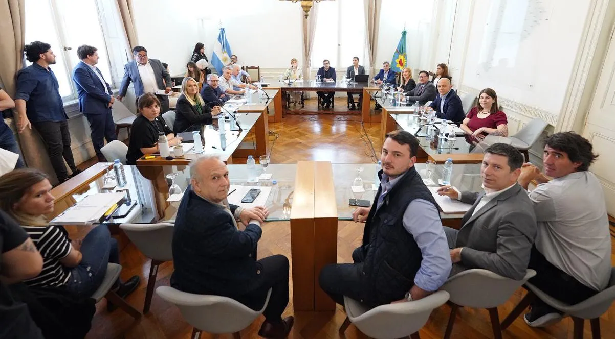 Presupuesto bonaerense 2026: fuertes cruces por el endeudamiento y la sesión vuelve a quedar en suspenso