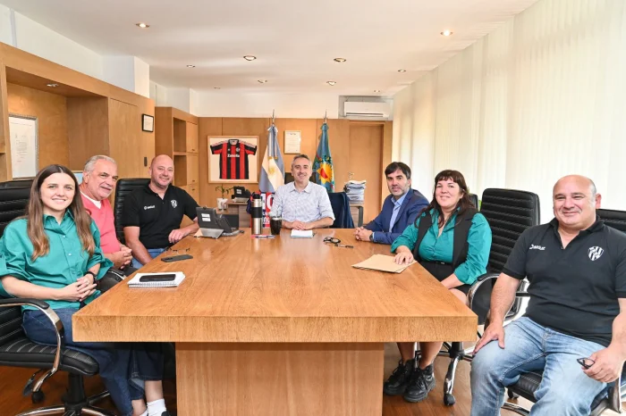 Castelli: Echarren firmó convenios con Provincia para fortalecer la inversión social