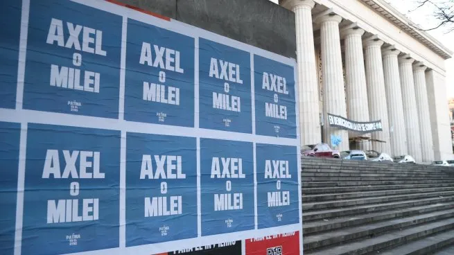 Provincia: el kicillofismo empapeló las calles con la consigna “Axel o Milei” y escaló la interna del PJ