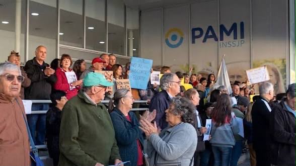 Jubilados de Hurlingham protestan contra el cierre del Hospital de PAMI anunciado por el gobierno de Milei