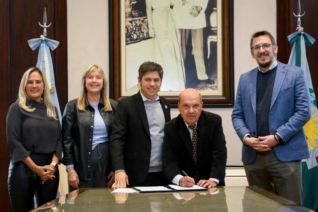 Coronel Suárez: Moccero firmó un convenio para incorporar nueva maquinaria municipal