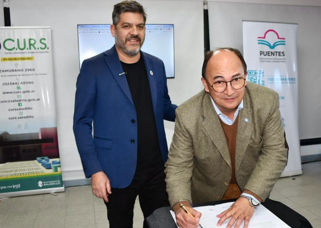 Saladillo: firmaron un convenio para ampliar la oferta universitaria y entregaron 67 computadoras